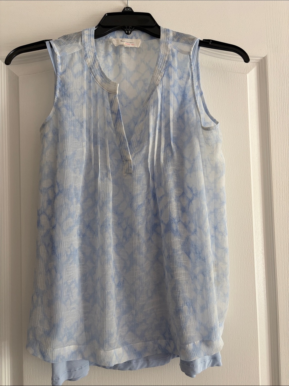Vince Camuto Light Blue Tie-Dye Sleeveless Tunic with Lululemon shell